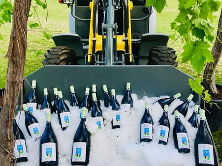 Perfekte Kühlung: Weindepot in Baggerschaufel-Eisbad
