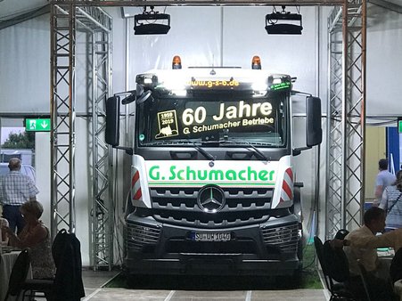 bis hierher und nicht weiter: Unser Jubiläums-LKW im Zelt