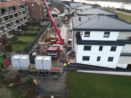 Kran mit Betonboxen vor Einbau