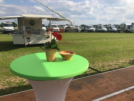 Stillleben mit Päffgen-Schankwagen als Kulisse