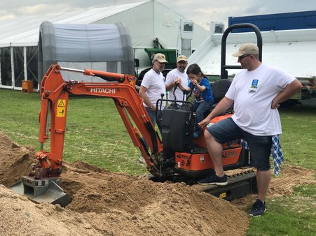 Einer unser Hitachi Minibagger in Kinderhand