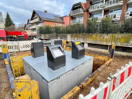 gesetzte Unterflurmüllbehälter, Grube noch nicht verfüllt